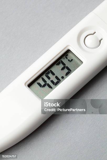 Цифровой Клинических Термометр — стоковые фотографии и другие картинки Без людей - Без людей, Болезнь, Вертикальный