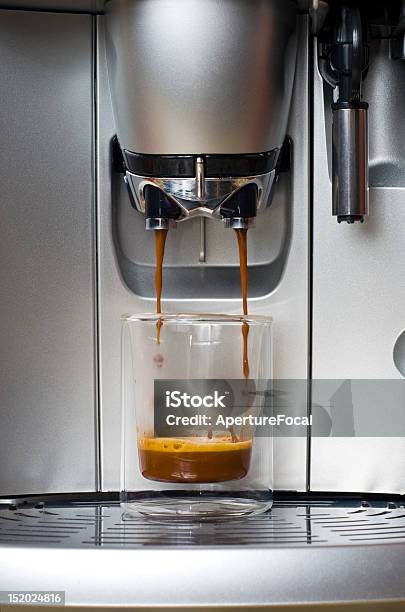 Automático En La Máquina De Café Espresso De Verter Un Disparo Foto de stock y más banco de imágenes de Actividad