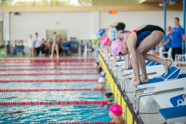 istock Swimmer girl start from the starting table in the pool 1520250742