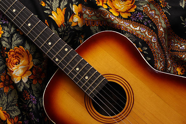 gypsy guitarra aislado en pañuelo de cabeza - acoustic guitar fotos fotografías e imágenes de stock