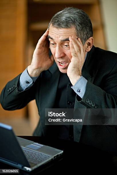 Hombres Con Finanzas Problemas Foto de stock y más banco de imágenes de Adulto - Adulto, Colapsar, Comunicación
