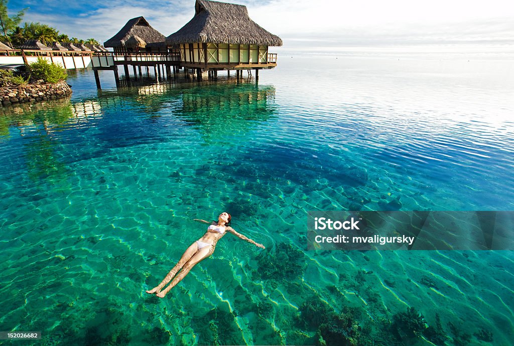 Junge Frau in einer Koralle Lagune schwimmen - Lizenzfrei Insel Tahiti Stock-Foto