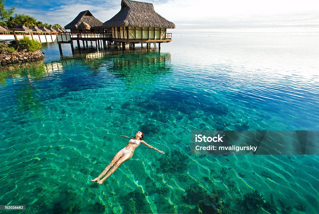 Mujer joven nadar en la laguna de coral - Foto de stock de Tahití libre de derechos