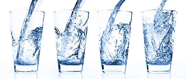 agua en vidrio - water flowing water pouring ice fotografías e imágenes de stock