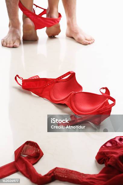Casal Tendo Relações Sexuais Com Vermelho Roupa Interior No Chão - Fotografias de stock e mais imagens de Casal