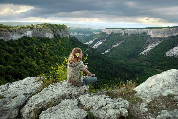 menina sentada na montanhas - shiva posture imagens e fotografias de stock