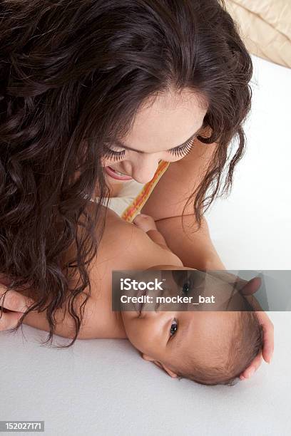 Foto de Latina Mãe Brincando Com Seu Bebê Menino Filho Na Cama e mais fotos de stock de Mãe