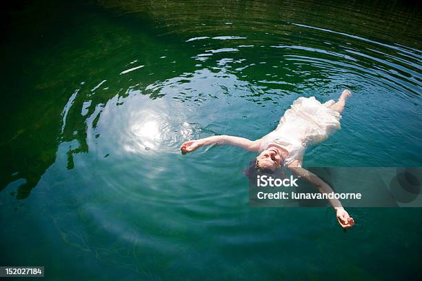 Mulher No Lago Flutuante - Fotografias de stock e mais imagens de Flutuar na Água - Flutuar na Água, Mulheres, Água