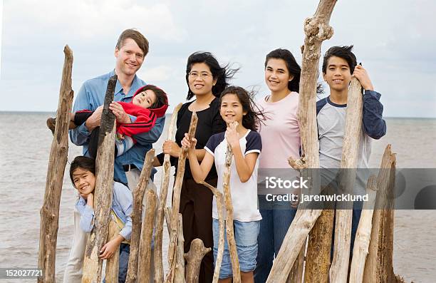 Biracial Familia En La Playa De Verano Foto de stock y más banco de imágenes de Familia con cinco hijos - Familia con cinco hijos, Familia grande, Etnias asiáticas e indias