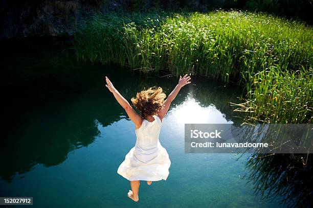 Mujer Joven Saltar Al Agua Foto de stock y más banco de imágenes de Actividad - Actividad, Actividades recreativas, Adulto