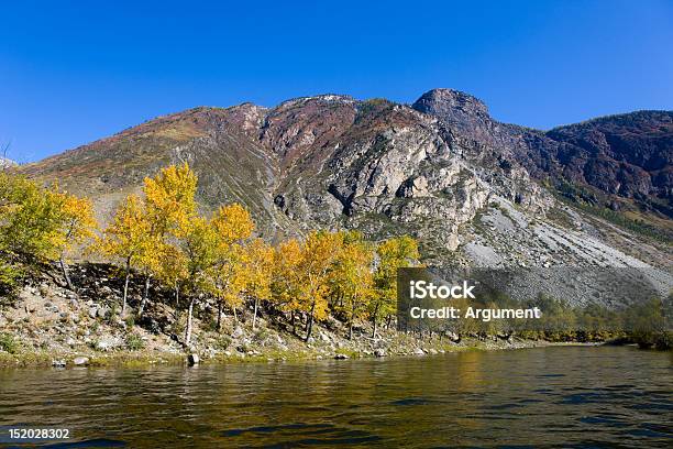 Outono Rio - Fotografias de stock e mais imagens de Acima - Acima, Alto - Descrição Física, Amarelo