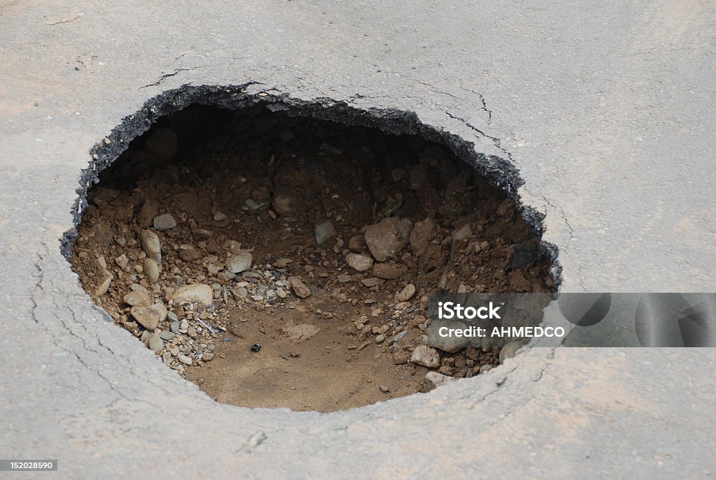 Di Pothole - Foto stock royalty-free di Asfalto