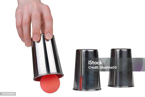 Thimblerig Foto de stock y más banco de imágenes de Taza - Taza, Juegos, Pelota