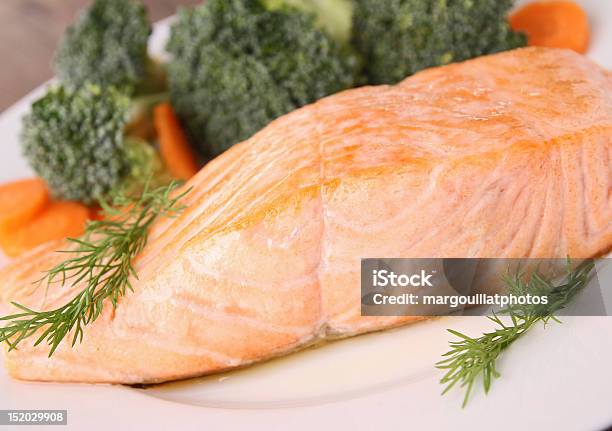 Salmão Grelhado - Fotografias de stock e mais imagens de Alimentação Saudável - Alimentação Saudável, Assado, Brócolo