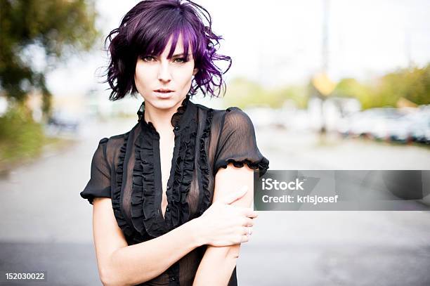 Foto de Modelo Com Cabelo Comprido Roxo Ao Ar Livre e mais fotos de stock de Blusa - Camisas - Blusa - Camisas, Transparente, Adulto