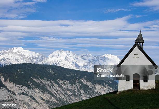 Photo libre de droit de Ancienne Chapelle Dans Les Montagnes Tyrol La Veste Alpen banque d'images et plus d'images libres de droit de Alpes européennes