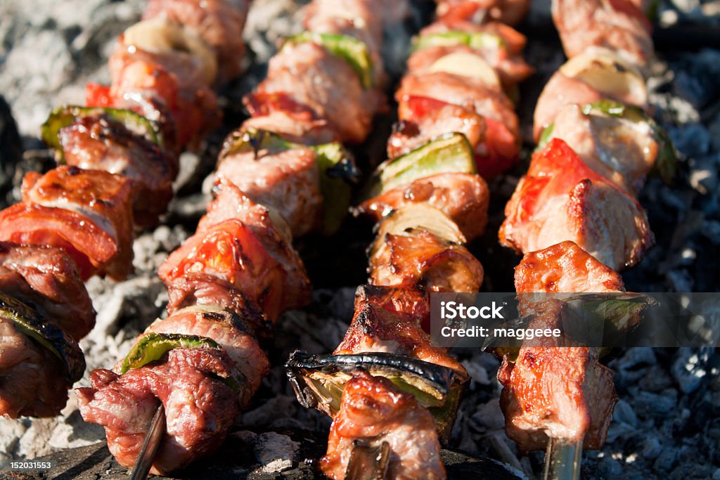 Barbecue con spiedini di carne - Foto stock royalty-free di Arrosto - Cibo cotto