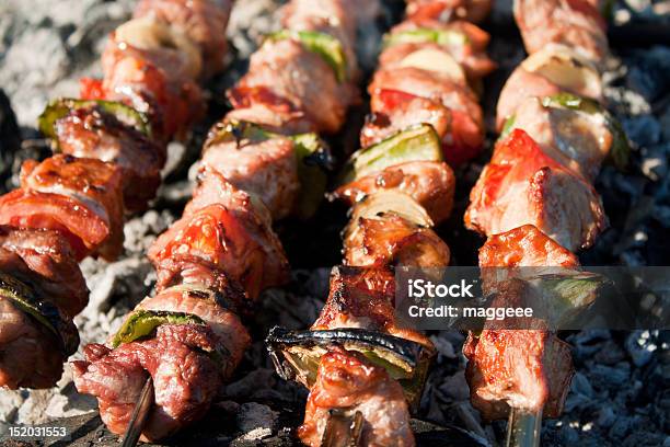 Barbecue Con Spiedini Di Carne - Fotografie stock e altre immagini di Arrosto - Cibo cotto - Arrosto - Cibo cotto, Arrosto - Portata principale, Arrosto allo spiedo