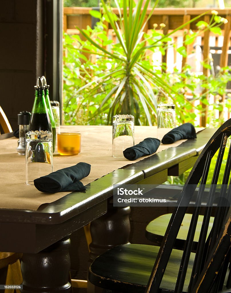 Belle table au restaurant - Photo de Couleur verte libre de droits