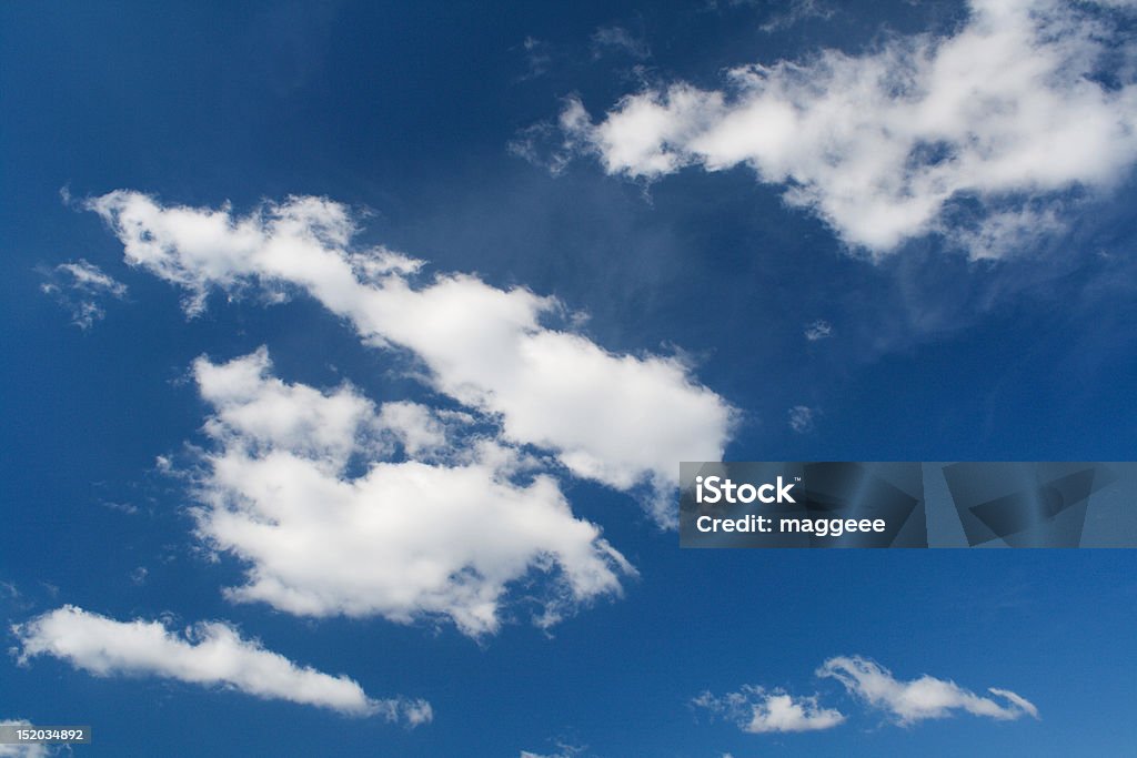 Nuvoloso cielo blu - Foto stock royalty-free di Ambientazione esterna