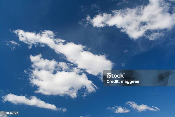 Nuvoloso Cielo Blu - Fotografie stock e altre immagini di Ambientazione esterna - Ambientazione esterna, Bellezza naturale, Bianco