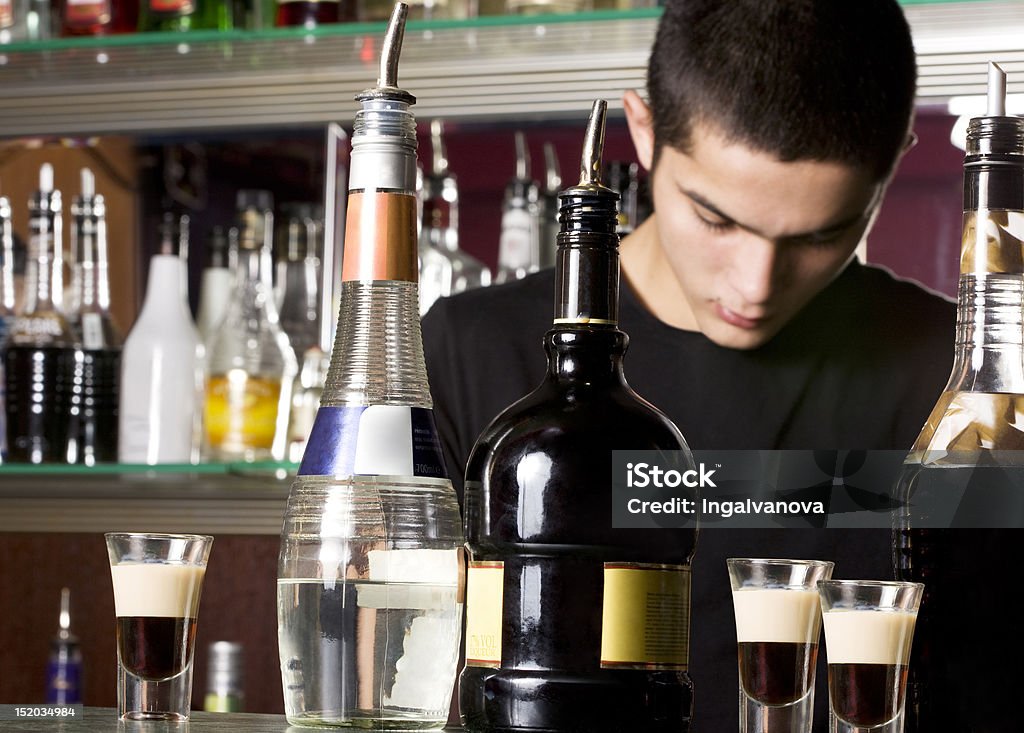 Jeune chef barman - Photo de Adulte libre de droits