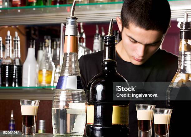 Photo libre de droit de Jeune Chef Barman banque d'images et plus d'images libres de droit de Adulte - Adulte, Alcool, Bar