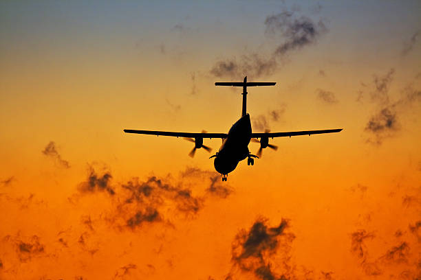 silhueta de um pouso de avião - twin propeller - fotografias e filmes do acervo