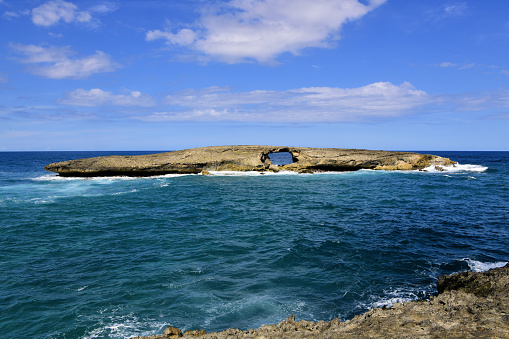 Laie Point, Oahu, Hawaii, USA: Laʻie Point State Wayside - scenic point with dramatic views of the Ocean and Kukuiho'olua Island (aka Puka Rock) - an islet with a beautiful arch / rock window / natural bridge.