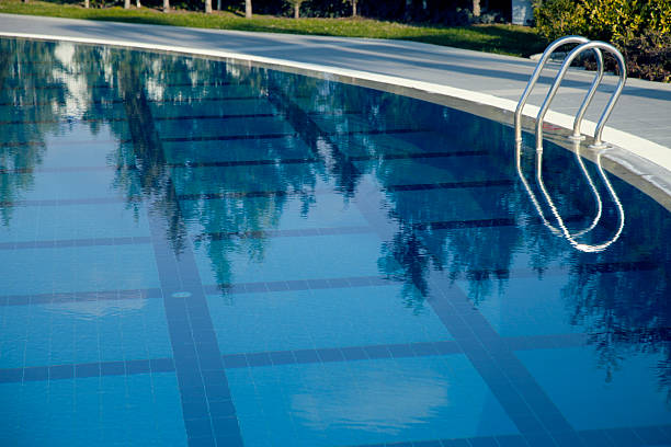 basen - resort swimming pool swimming pool poolside curve zdjęcia i obrazy z banku zdjęć