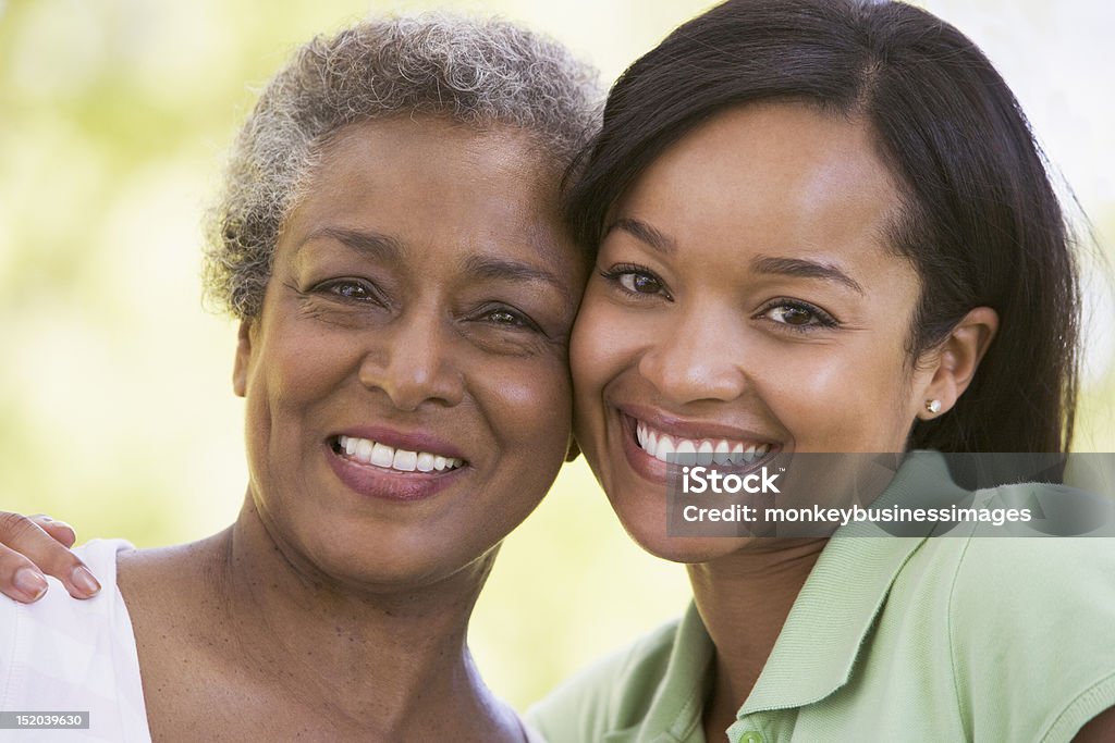 Zwei Frauen im Freien Lächeln - Lizenzfrei Afro-amerikanischer Herkunft Stock-Foto