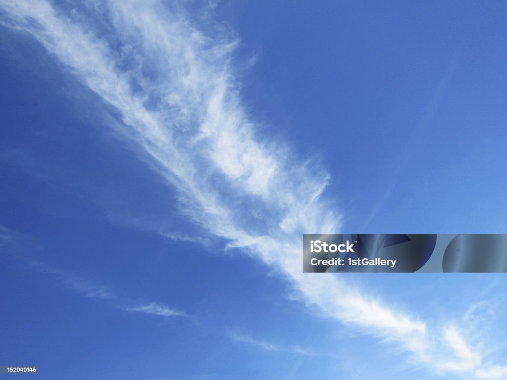 Cielo azul con nubes interesante - Foto de stock de Aire libre libre de derechos