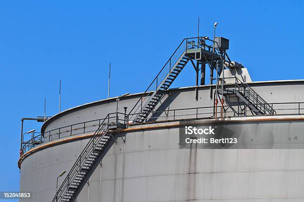 Foto de Reservatório De Óleo Em Uma Fábrica Petroquímica e mais fotos de stock de 2000-2009 - 2000-2009, Aprimoramento, Aço