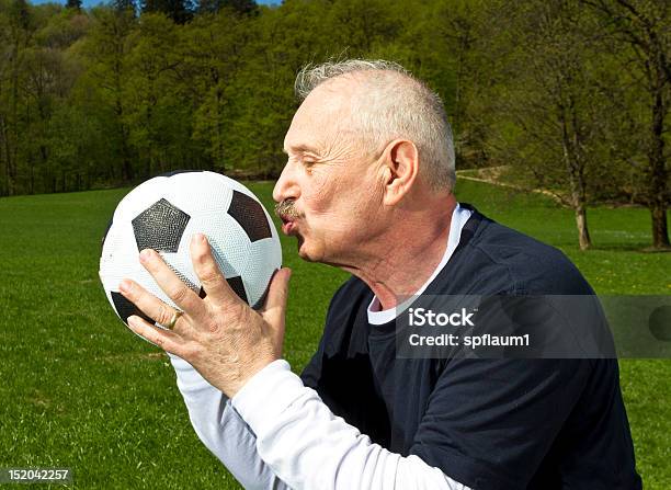 Senior Jogador De Futebol - Fotografias de stock e mais imagens de Bola de Futebol - Bola de Futebol, Futebol, Terceira idade