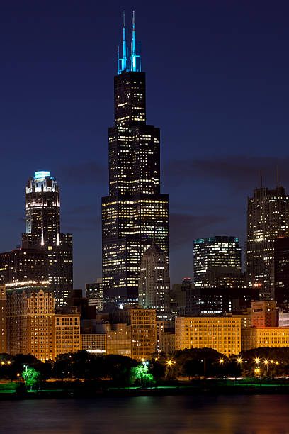 skyline von chicago bei nacht - sears tower stock-fotos und bilder