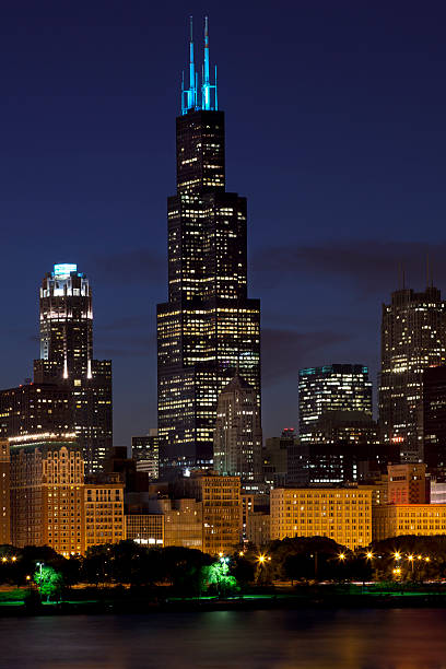 chicago panoramę miasta w nocy - willis tower zdjęcia i obrazy z banku zdjęć
