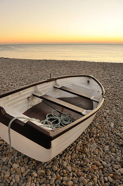 il solitario barca da pesca - pebble beach california foto e immagini stock