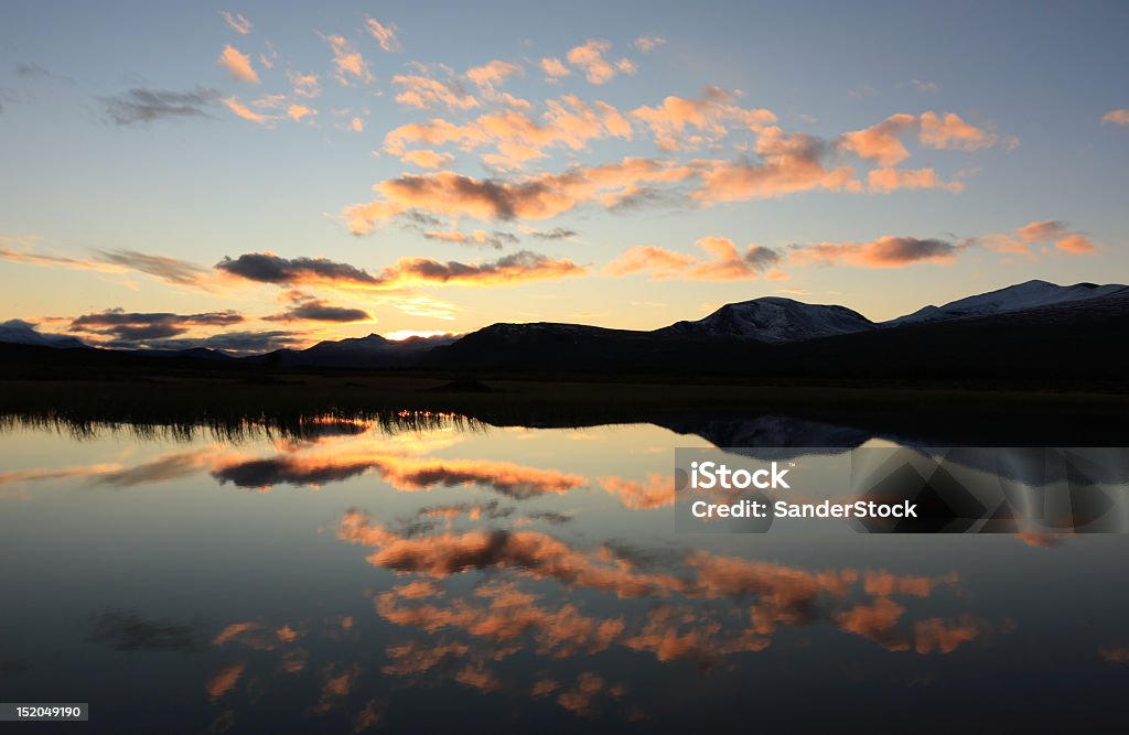 Reflexiones de la puesta del sol - Foto de stock de Agua libre de derechos