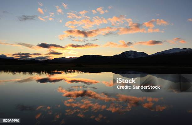 Reflexiones De La Puesta Del Sol Foto de stock y más banco de imágenes de Agua - Agua, Aire libre, Amanecer