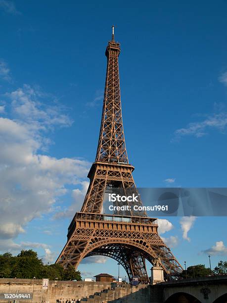 Tour Eiffel Foto de stock y más banco de imágenes de Alto - Descripción física - Alto - Descripción física, Azul, Campo de Marte