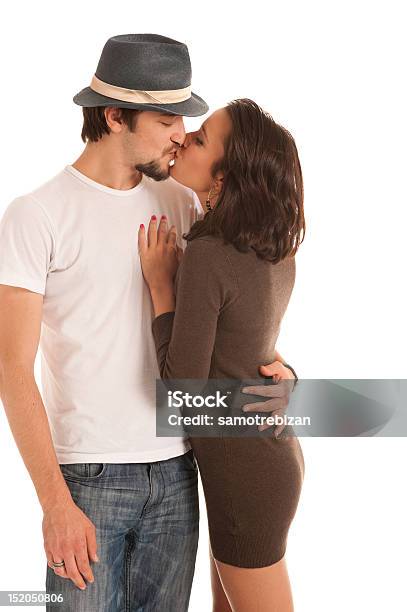 Beijo De Casal Jovem Isolado A Branco - Fotografias de stock e mais imagens de 20-29 Anos - 20-29 Anos, Abraçar, Adolescente