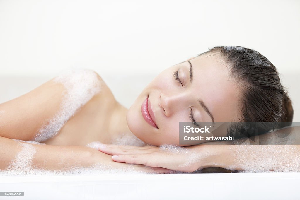 Mulher relaxante no banheiro - Foto de stock de Mulheres royalty-free