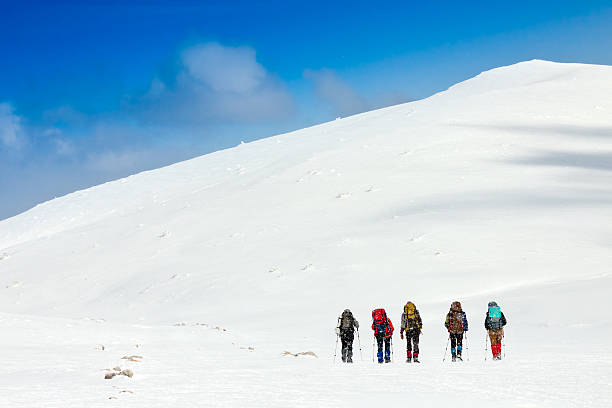 caminhada de inverno equipa - weather time travel locations nature imagens e fotografias de stock