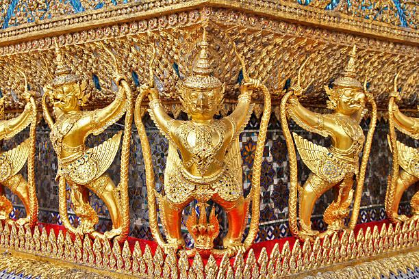 décorations du temple du bouddha d'emeraude - garuda bangkok thailand gold photos et images de collection