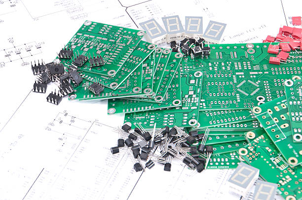 circuit repasser et de composants d'un schéma en arrière-plan - condensateur photos et images de collection