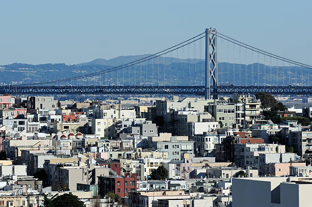 мост через залив и сан-франциско - bay bridge san francisco county san francisco bay area landscaped стоковые фото и изображения