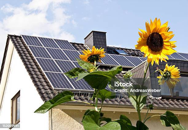 Panele Słoneczne Na Dachu Z Słońce Kwiaty - zdjęcia stockowe i więcej obrazów Panel słoneczny - Panel słoneczny, Wnętrze domu, Energia słoneczna