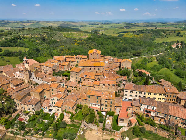 istock Montisi, Italian town 1520713674