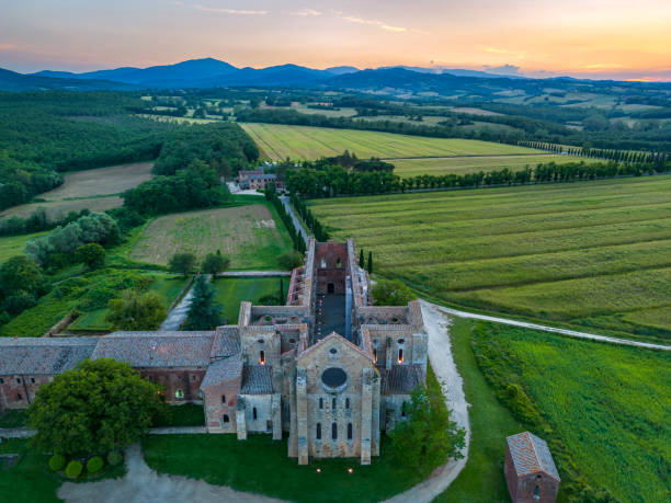 abtei von san galgano aus der drohne, toskana - san galgano stock-fotos und bilder