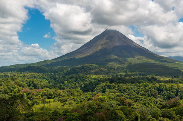 istock Arenal Volcano, Costa Rica 1520730666